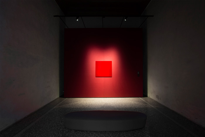 Tiziano/Gerhard Richter. Il Cielo sulla Terra, Palazzo Te, Mantova, installation view, Exhibition Design Lissoni Associati - Piero Lissoni, ph Gian Maria Pontiroli [particular of the work: Gerhard Richter, Spiegel, blutrot, 1991 Colour-coated glass, 89 x 92 cm | Inv. 736-4 | Private collection | © Gerhard Richter 2018]